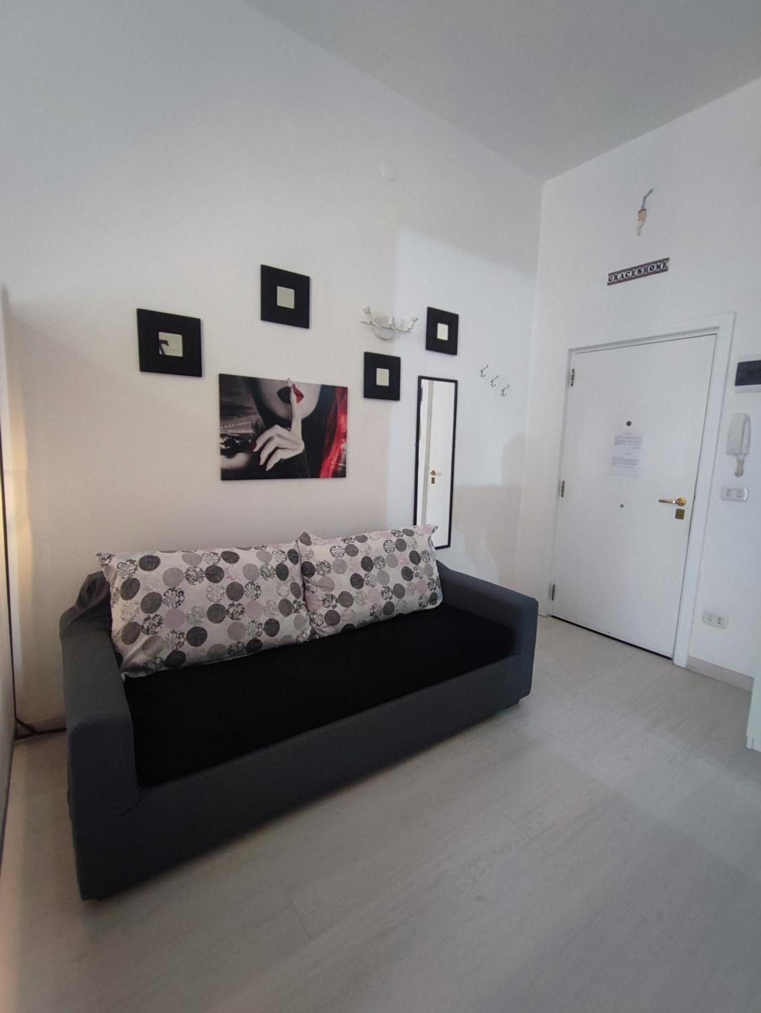 Little Home Trani Bagian luar foto